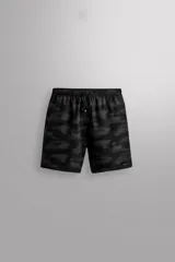 Short deportivo negro con estampado abstracto, cintura elástica ajustable con cordón, bolsillos laterales y trasero con cierre, forro interior y detalle de perforaciones en el ruedo.
