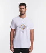 Remera Marfinno de corte comfort, color blanco, con cuello redondo, manga corta y estampa frontal de brújula con diseño de mapamundi y la inscripción "Explore World".