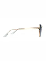 Lentes de sol con armazón geométrico de acero inoxidable en color dorado y cristales polarizados en color negro.