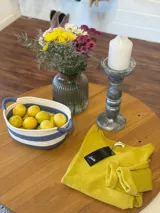 Sweater de punto color amarillo mostaza, con escote en V amplio y mangas largas de corte holgado.