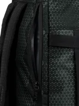 Mochila de cabina Caterpillar modelo Bobby Cabin Backpack, color negro con patrón geométrico texturizado. Cuenta con compartimento principal amplio, bolsillo frontal con cierre, asas acolchadas y el logo de la marca en el frente.