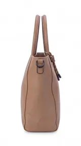 Cartera de formato amplio y estructurado, color marrón, con doble asa de mano y correa larga desmontable y regulable que permite llevarla al hombro o cruzada. Cuenta con cierre superior y aplique decorativo en el frente.