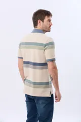 Remera polo de piqué con rayas horizontales en beige, verde, azul y gris. Cuello y puños en azul. Logo bordado en el pecho.