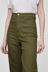 Pantalón de jean negro, de corte ancho y tiro alto, con ruedo deshilachado.