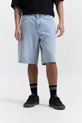 Bermuda de jean con corte baggy, de tiro medio y calce amplio en piernas y cadera. Presenta un lavado claro, con pasa cintos y cierre frontal.