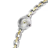 Reloj analógico Guess modelo Siren con caja y malla de acero inoxidable en tono bicolor plateado y dorado. Presenta esfera plateada con acabado sunray, bisel con grabado de la marca y detalles de cristales.