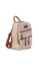 Mochila de cuero sintético en color beige con detalles en color suela. Cuenta con múltiples compartimentos frontales con cierre metálico, correas regulables y manija superior.