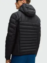 Campera negra acolchada con capucha, marca BOSS.