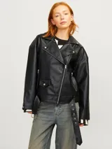 Campera estilo biker de cuero sintético negro con solapas anchas, cierre frontal cruzado, bolsillos con cremallera y cinturón ajustable en el dobladillo inferior.