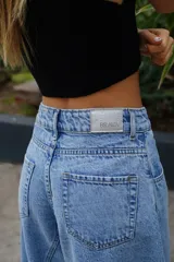 Jeans de denim de tiro alto y pierna ancha tipo extra wide, con bolsillos traseros aplicados y diseño exclusivo de corte amplio con costuras frontales diagonales.