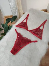 Conjunto de lencería compuesto por un corpiño triangular de encaje con tirantes finos y una bombacha tipo colaless de encaje a juego.