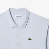 Remera polo de piqué de algodón orgánico color celeste con cuello y mangas acanaladas, cierre frontal con botones de nácar y estampa frontal de la marca con diseño tipográfico en verde. Cuenta con el clásico cocodrilo bordado en el pecho.