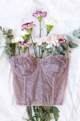 Corset de puntilla color lila con forro de tul, aro y breteles regulables desmontables.