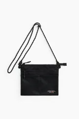 Cartera bandolera rectangular de poliéster reciclado en color negro, con diseño compacto, bolsillos frontales de malla, compartimento principal con cierre y correa ajustable de cordón.