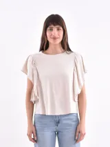 Remera de algodón color beige con cuello redondo y mangas cortas con volados fruncidos.