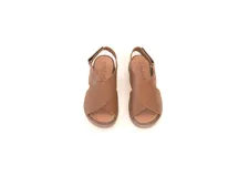 Sandalias de cuero color marrón con textura de piel de serpiente, tiras cruzadas en el empeine y tira trasera con velcro. Cuentan con una plataforma de 3.5 cm y tecnología Antistress.