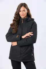 Campera de abrigo color beige con capucha desmontable, cierre frontal y cordón ajustable en la cintura. Cuenta con forro interior de sherpa, bolsillos frontales y puños de tejido acanalado.