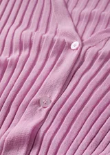 Cardigan largo de punto fino con textura acanalada, color lila, con cuello en pico, manga larga y cierre frontal con botones. Presenta un diseño entallado y semitransparente.