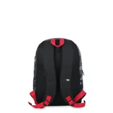 Mochila de poliéster con estampado de camuflaje en tonos grises y negros, con detalles en rojo. Tiene espalda y tirantes acolchados en mesh negro, asa superior roja y logo de la NBA en la parte inferior.