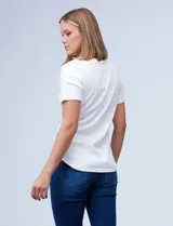 Remera blanca de algodón con cuello redondo.