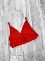 Top color rosa con breteles finos, escote en V y doble volado en el ruedo.