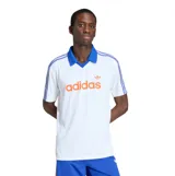 Remera polo Adidas Pinstr Jsy de color blanco con cuello y detalles en azul, y el logo de la marca en naranja en el pecho.