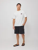 Short deportivo gris con bolsillos cargo laterales y cordón ajustable en la cintura.