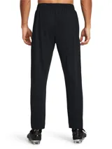 Pantalón de entrenamiento Under Armour de la colección Challenger, modelo UA MS Ch. Pique Pant, de color negro con logo blanco en la pierna. Cuenta con cintura elástica con cordón interno, bolsillos laterales con cierre y cremalleras en los tobillos.