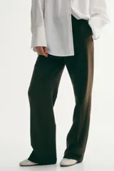 Pantalón sastrero de sarga en color verde oscuro, de corte recto con pliegues frontales, cintura clásica con presillas y bolsillos al bies.
