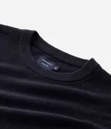 Suéter masculino de punto piqué con textura, cuello redondo y mangas largas. Presenta un diseño básico y versátil con un calce confortable.