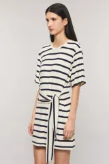 Vestido corto de punto con estampado de rayas horizontales, cuello redondo, mangas cortas y lazo ajustable en la cintura.
