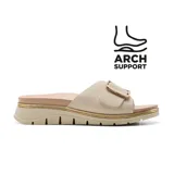 Sandalia de cuero sintético color beige, con plataforma y hebilla dorada.