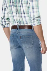 Pantalón de jean clásico de corte recto, color azul denim, con bolsillos traseros y costuras en contraste.