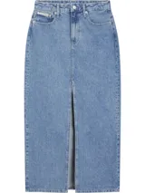 Falda larga de jean celeste con abertura frontal.
