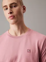 Remera rosa de algodón con cuello redondo, manga corta y logo bordado en el pecho.