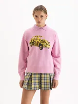 Buzo de algodón color rosa, con cuello tipo polo y estampa frontal de un auto escarabajo con diseño de leopardo.