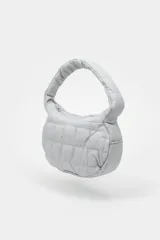 Cartera de hombro color verde claro, con diseño acolchado y asa acolchada.