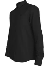 Camisa negra de corte slim fit, con cierre de botones, mangas largas y logo CK bordado en el pecho.