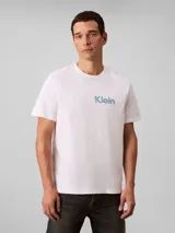 Remera de cuello redondo y manga corta, confeccionada en tejido de punto de algodón. Presenta un estampado frontal con el logo de la marca en estilo cursivo y la inscripción New York.