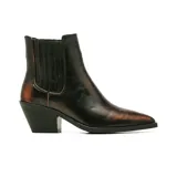 Bota texana de cuero color bordó con acabado brillante, elásticos laterales en tono a juego con costuras en contraste y taco cuadrado de madera.
