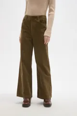 Pantalon de pana color verde oliva, de corte recto y tiro medio, con bolsillos laterales y cierre frontal.
