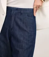 Bermuda de jeans de tiro alto con cintura de inspiración sastre, trabillas para cinto y bolsillos laterales. Confeccionada 100% en algodón.