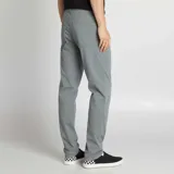 Pantalón chino de hombre, color gris verdoso, corte slim y tiro medio. Presenta cinco bolsillos y puños doblados.