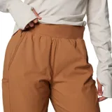 Pantalón tipo jogger de senderismo color marrón, con cintura elástica de talle medio, bolsillos laterales y puños elásticos en los tobillos. Confeccionado con tecnología Omni-Shade™ para protección solar y Omni-Shield™ para repeler humedad y manchas.