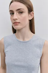Musculosa gris melange de tejido acanalado, con cuello redondo y ajuste al cuerpo.