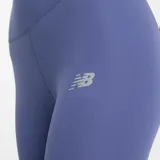 Calza deportiva New Balance de tiro alto, color azul, con tecnología NB DRY de secado rápido y logo de la marca en la pierna.