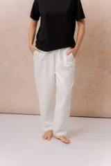Pantalón de jogging blanco de corte relajado y pierna recta, con cintura elastizada y bolsillos laterales.