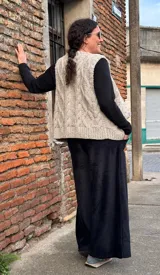 Pantalón tipo palazzo de tiro alto, confeccionado en plush de algodón con textura suave. Presenta un diseño amplio y fluido, con bolsillos laterales y una faja ancha en la cintura que brinda ajuste y comodidad.