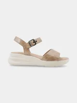 Sandalia de plataforma color beige con textura reptil, tira frontal ancha y tira ajustable en el talón con hebilla metálica.