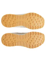 Championes Under Armour modelo Street Mirage, color beige con detalles en blanco. Presentan una parte superior de malla transpirable con superposiciones de gamuza, entresuela de EVA acolchada y suela exterior de goma dentada en color caramelo.